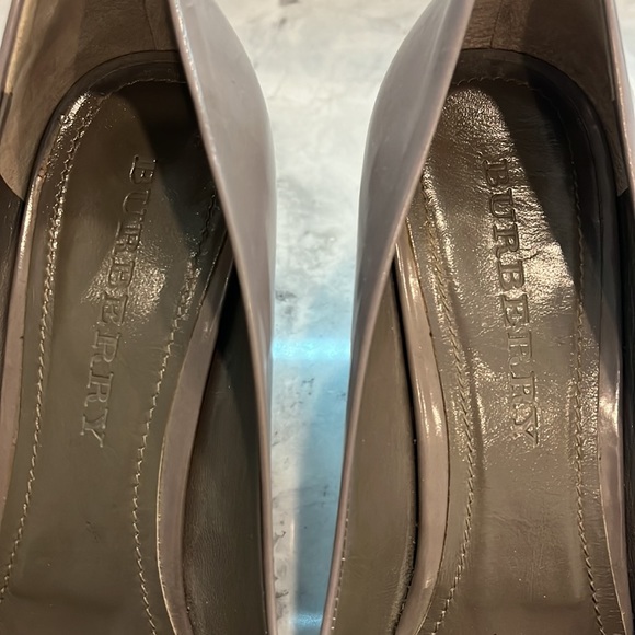 Authentic Burberry Smokey grey pumps - Picture 2 of 4